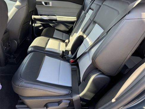 Used 2022 Ford Explorer XLT w/ Equipment Group 202A image 9