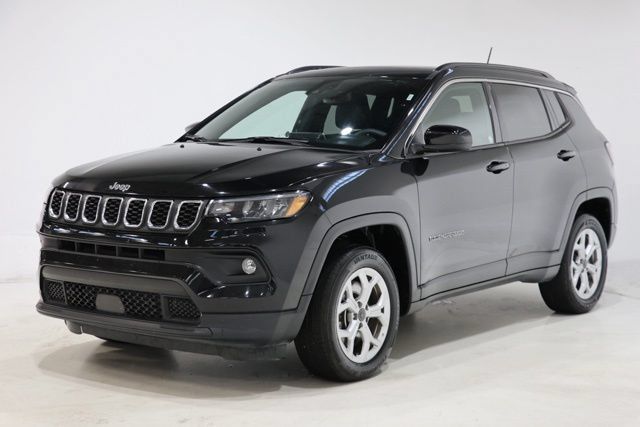 Used 2025 Jeep Compass Latitude w/ Sun & Sound Group AWD/4WD image 3