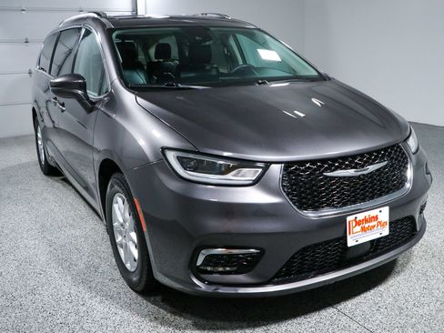 Used 2022 Chrysler Pacifica Touring-L FWD image 5