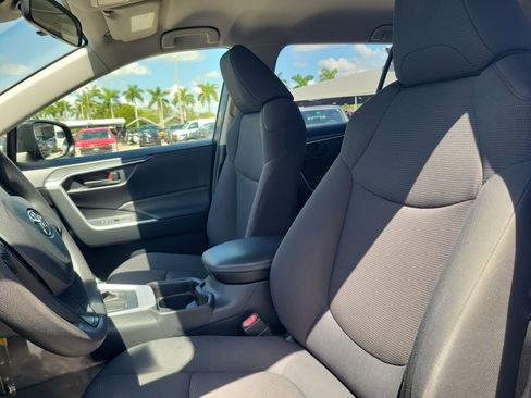Used 2019 Toyota RAV4 LE FWD image 12