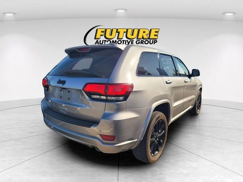 Used 2019 Jeep Grand Cherokee Altitude AWD/4WD image 3