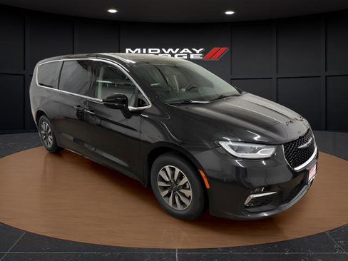 Used 2024 Chrysler Pacifica Select image 1