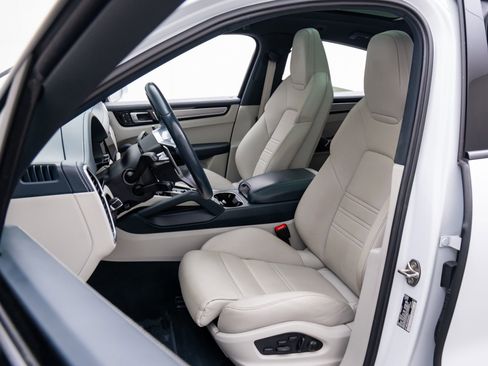 Certified 2023 Porsche Cayenne S image 4