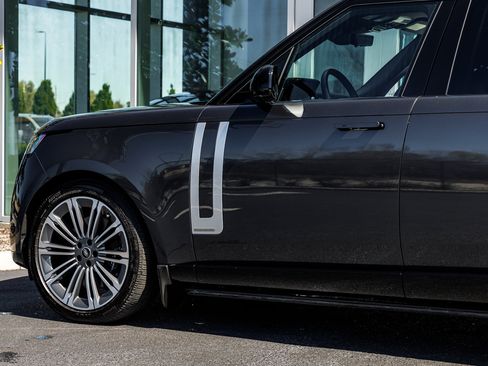 Used 2025 Land Rover Range Rover Long Wheelbase Autobiography image 7