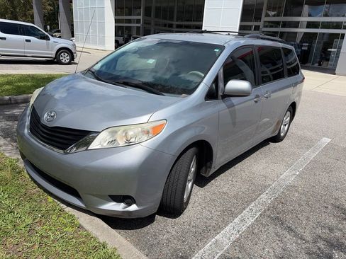 Used 2014 Toyota Sienna LE FWD image 2