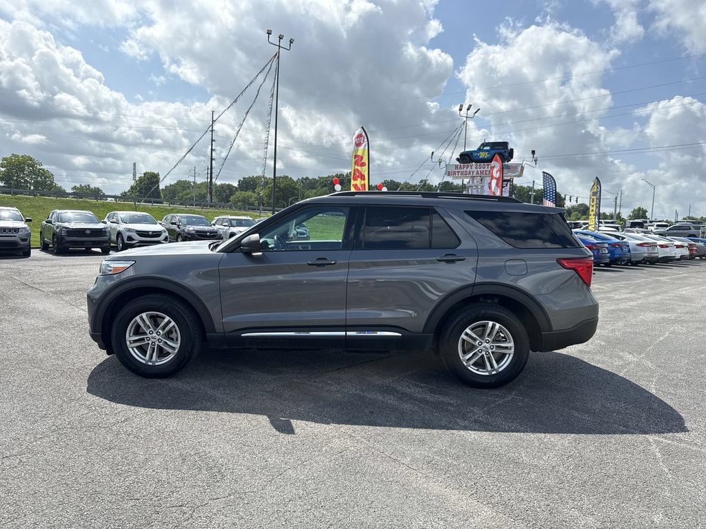 Used 2023 Ford Explorer XLT AWD/4WD image 3