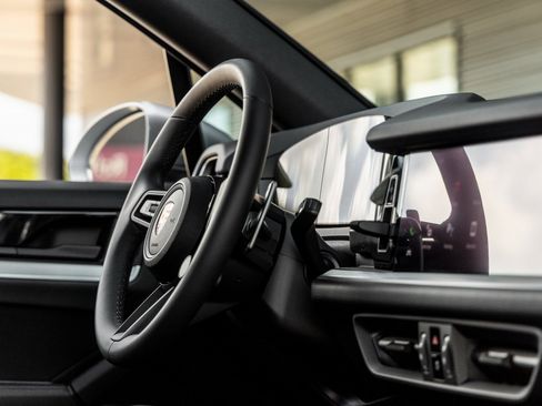 Certified 2025 Porsche Cayenne image 41