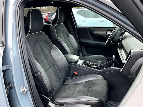 Certified 2022 Volvo XC40 T5 R-Design w/ Advanced Package image 7