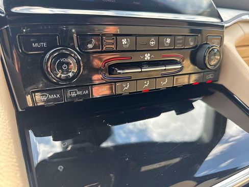 Used 2023 Jeep Grand Cherokee Limited w/ Luxury Tech Group II image 21