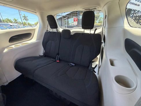 Used 2021 Chrysler Pacifica Touring FWD image 24
