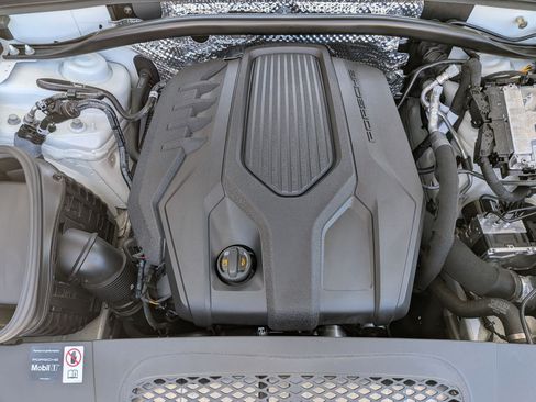 Certified 2025 Porsche Macan AWD/4WD image 28