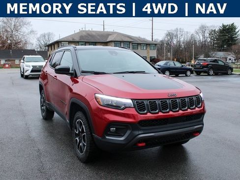 Used 2025 Jeep Compass Trailhawk w/ Trailhawk Elite Group image 2