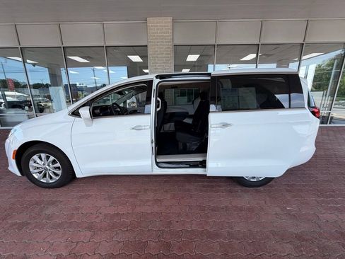 Used 2018 Chrysler Pacifica Touring Plus FWD image 42