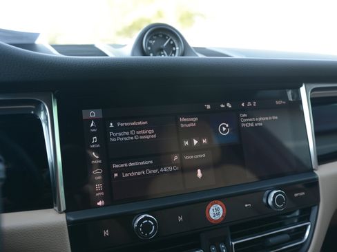 Certified 2025 Porsche Macan AWD/4WD image 22