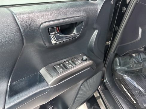 Used 2017 Toyota Tacoma TRD Off-Road image 7