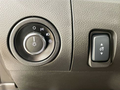 Used 2015 Ford Taurus SEL image 10