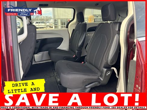 Used 2023 Chrysler Voyager LX image 14