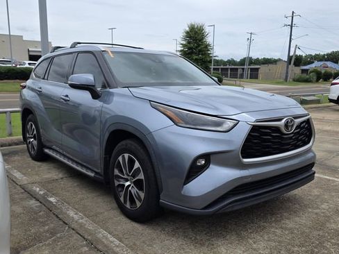 Used 2021 Toyota Highlander XLE FWD image 1