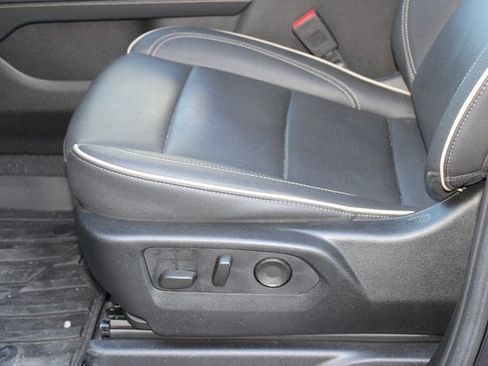 Used 2024 GMC Yukon SLT w/ SLT Luxury Package image 15