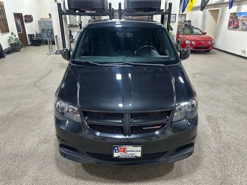 Used 2017 Dodge Grand Caravan SE image 3
