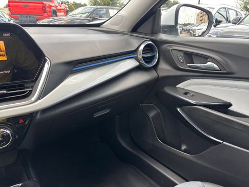 Used 2025 Chevrolet Trax LT w/ LT Convenience Package FWD image 29