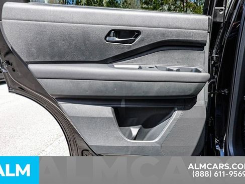 Used 2025 Nissan Pathfinder S image 57