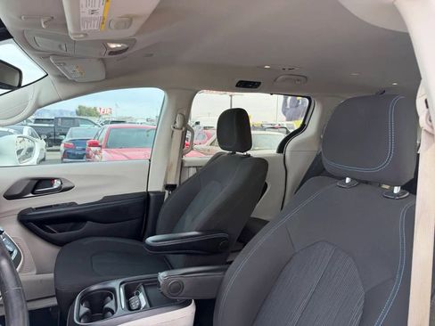 Used 2021 Chrysler Pacifica Touring FWD image 23