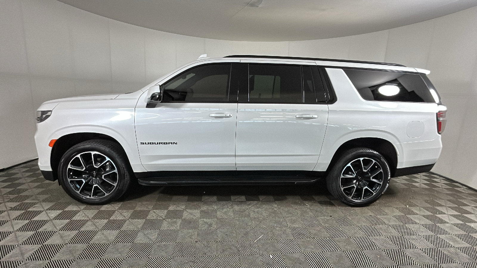 Used 2022 Chevrolet Suburban RST w/ Luxury Package AWD/4WD image 7
