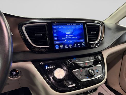 Used 2017 Chrysler Pacifica Touring-L FWD image 28