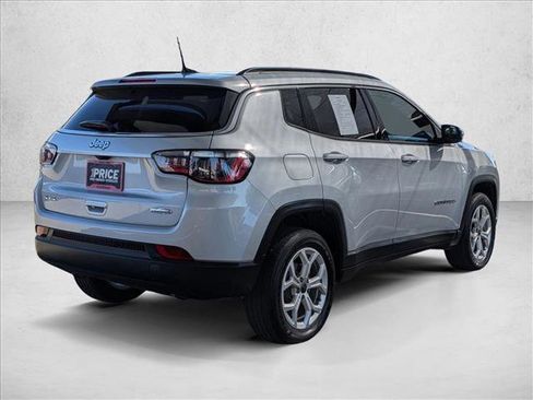 Used 2025 Jeep Compass Latitude AWD/4WD image 5