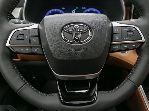 Used 2026 Toyota Highlander Platinum AWD/4WD image 37