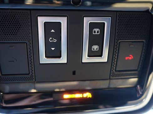 Used 2020 Land Rover Range Rover HSE image 18