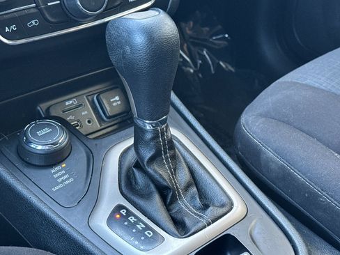 Used 2016 Jeep Cherokee Latitude w/ Cold Weather Group AWD/4WD image 17