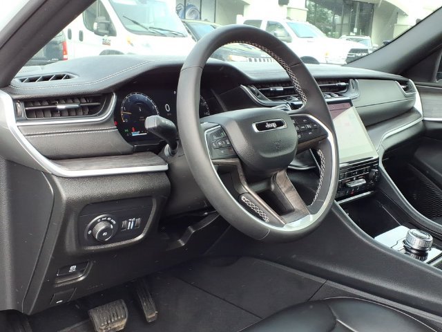 Used 2025 Jeep Grand Cherokee Limited AWD/4WD image 10