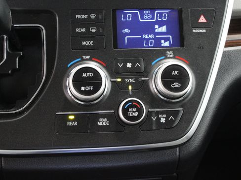 Used 2017 Toyota Sienna Limited Premium FWD image 20