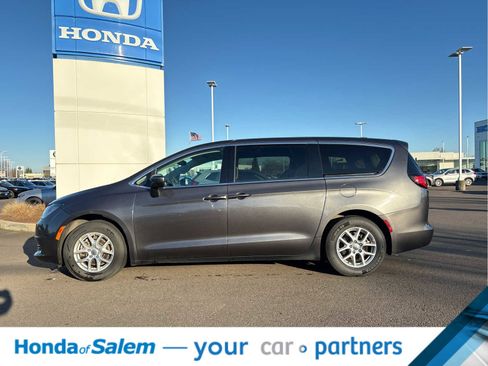 Used 2023 Chrysler Voyager LX image 3