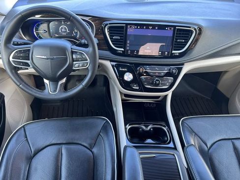 Used 2023 Chrysler Pacifica Limited FWD image 3