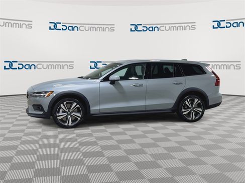 Used 2025 Volvo V60 B5 Cross Country Plus image 6
