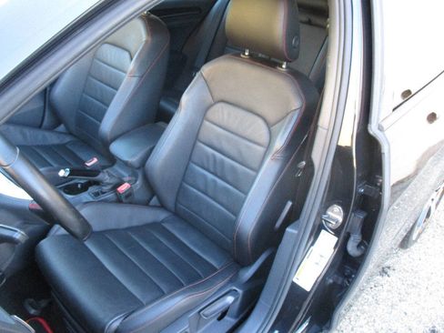 Used 2017 Volkswagen GTI SE FWD image 19