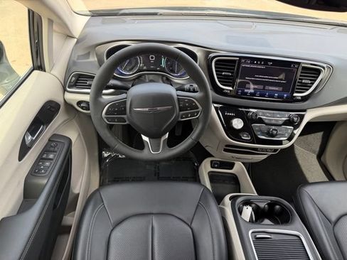 Used 2024 Chrysler Pacifica Touring-L FWD image 9