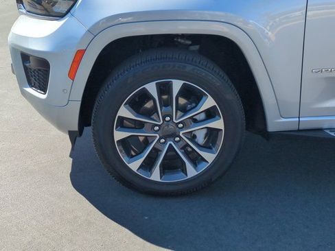 Used 2024 Jeep Grand Cherokee Overland w/ Luxury Tech Group IV AWD/4WD image 9