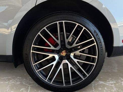 Used 2023 Porsche Macan AWD/4WD image 14