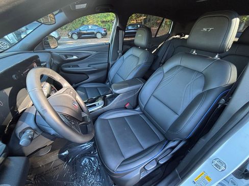 Used 2025 Buick Envista Sport Touring image 36
