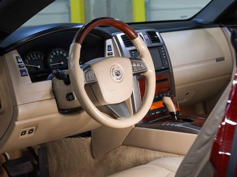 Used 2008 Cadillac XLR RWD image 17