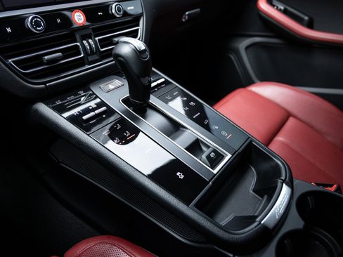 Certified 2024 Porsche Macan image 17