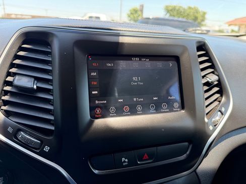 Used 2019 Jeep Cherokee Latitude Plus FWD image 18
