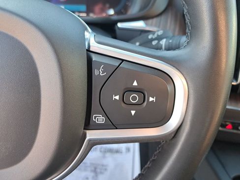 Used 2022 Volvo XC60 B5 Momentum w/ Advanced Package image 22