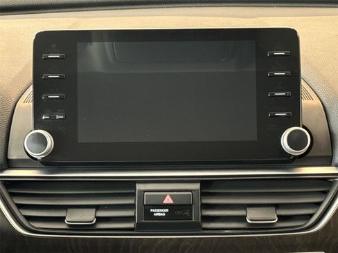 Used 2019 Honda Accord Touring image 12