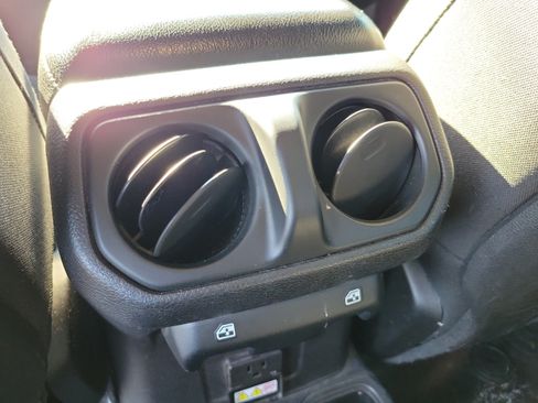 Used 2019 Jeep Wrangler Unlimited Rubicon AWD/4WD image 11