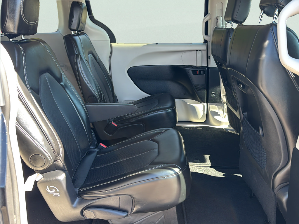 Used 2024 Chrysler Pacifica Touring-L FWD image 12